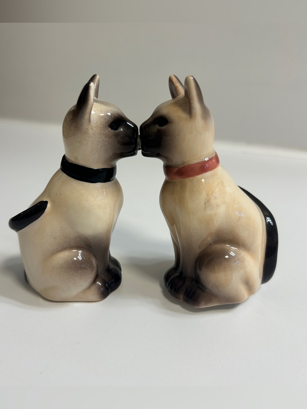 “Kissing” Siamese Cat Salt And Pepper Shakers with Magnets